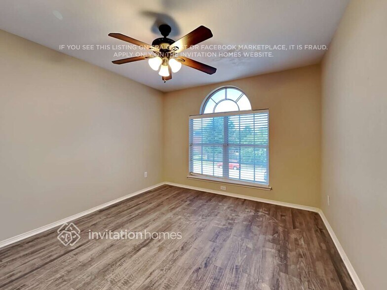 Building Photo - 10804 Middleglen Rd