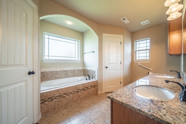 Building Photo - ***704 SW Cabriolet St***