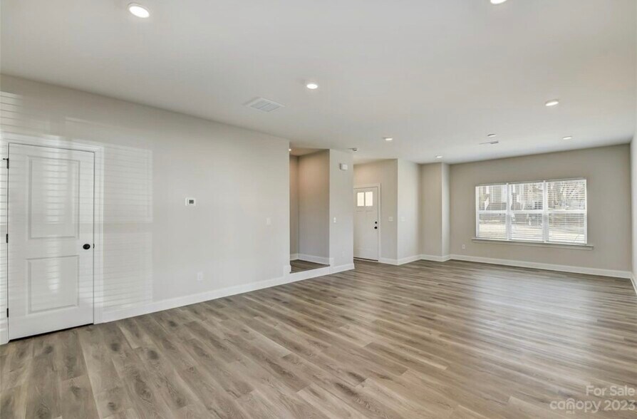 Building Photo - 39 Hawthorne St SW