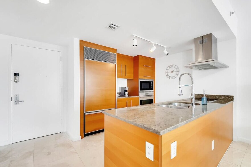 Building Photo - 495 Brickell Ave