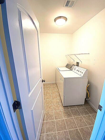 Building Photo - 54 N School Ln