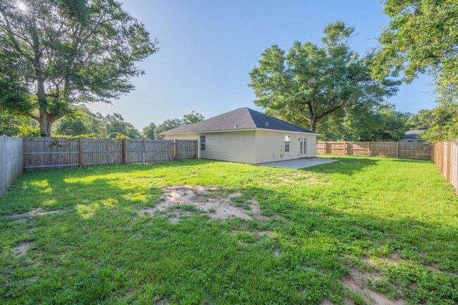 Building Photo - North Crestview Home!