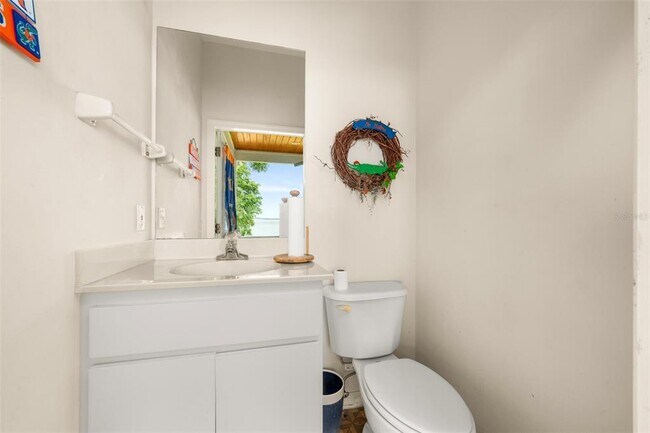 Building Photo - 2551 Lakeview Dr