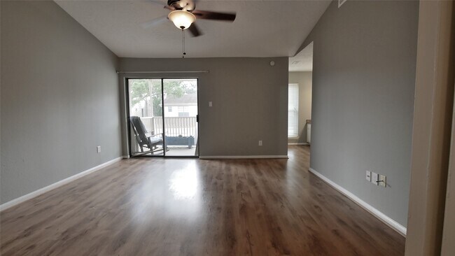 Building Photo - 800 Country Pl Dr