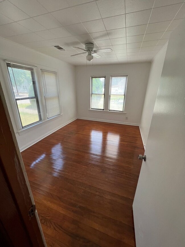 Building Photo - Great Home in Procter St!