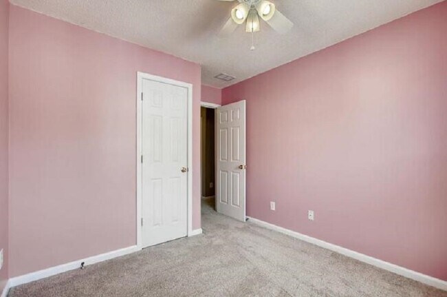 Bedoom 2 Level 3 View 2 - 433 Heritage Park Trce NW