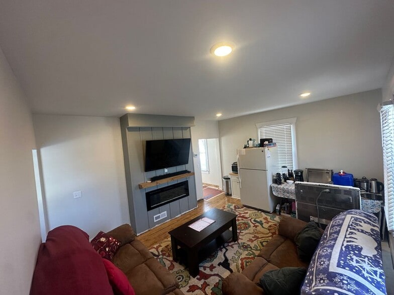 Building Photo - 321 Harrison St W