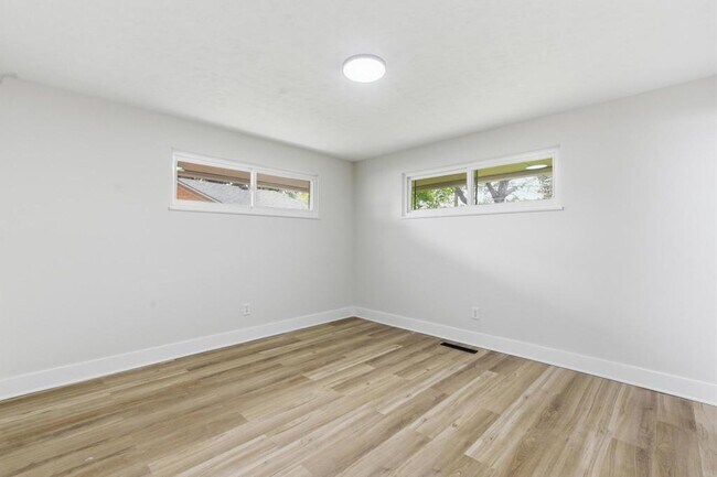 Building Photo - 4731 Powell Rd