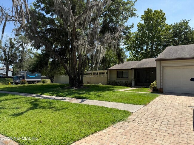 Primary Photo - 10511 Tanglewilde Dr W
