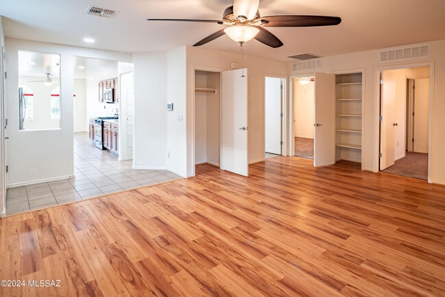 Building Photo - 2011 W Mountain Pointe Dr