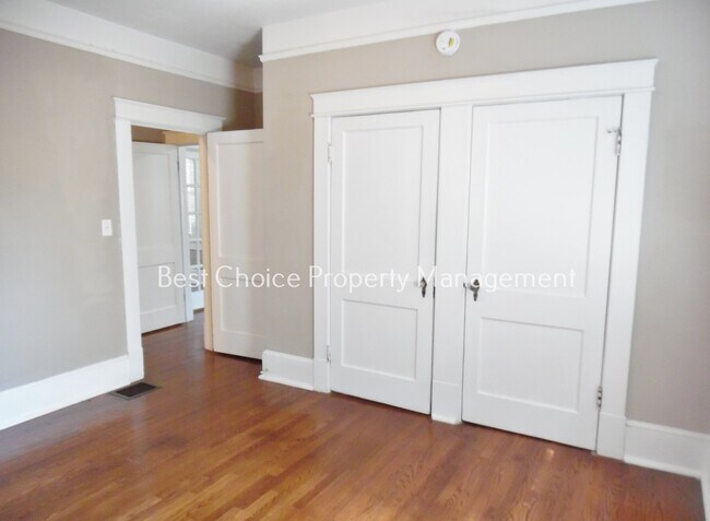 Building Photo - 517 Creswell Ave