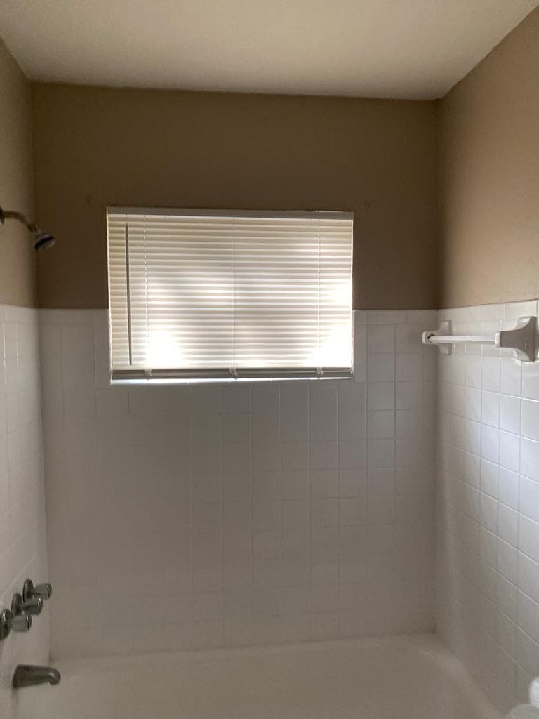 Building Photo - 10008 N Lantana Ave