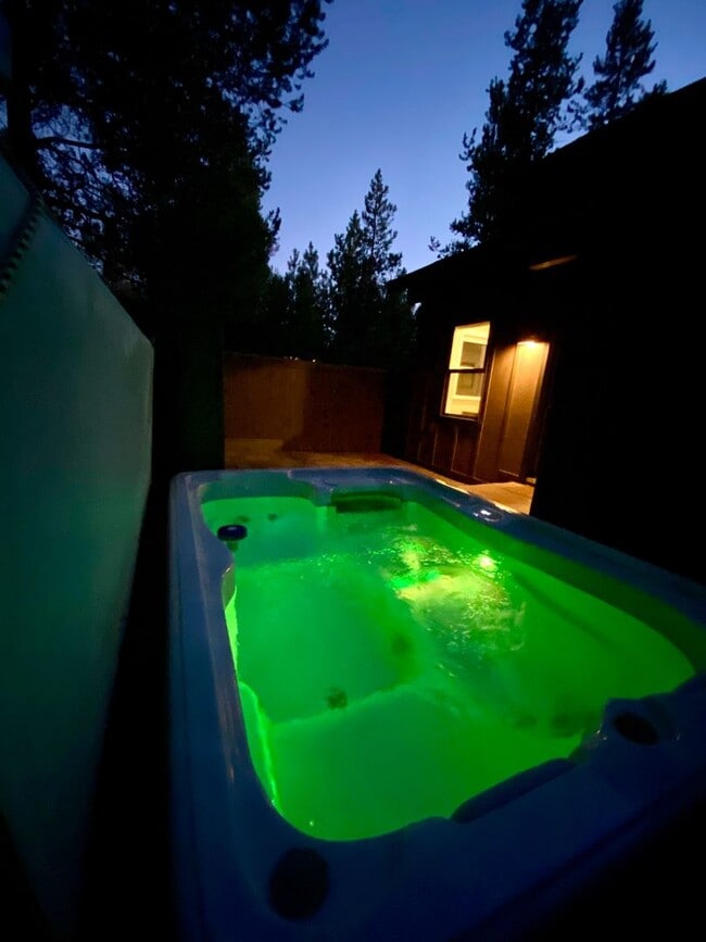 Building Photo - Short-Term Lease in Sunriver through May 31, 2026 - FALL SPECIAL $350.00 off first month rent wit...