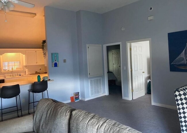 Building Photo - 2 Bedroom 2 Bath Located 1 Mile From Campus!!