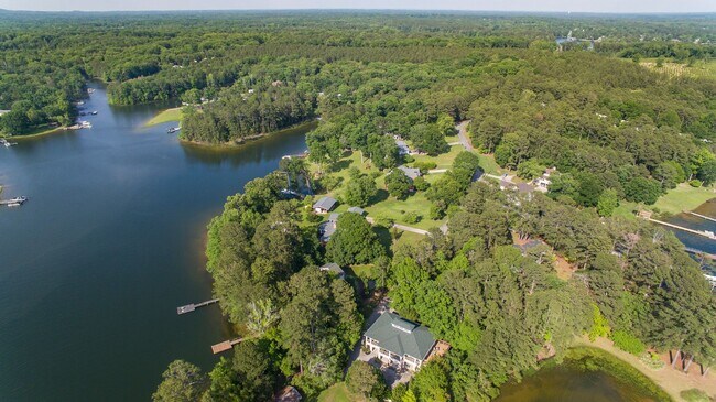 Building Photo - Rare opportunity to rent on LAKE MURRAY!