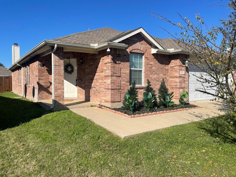 Primary Photo - 513 Paddle Dr