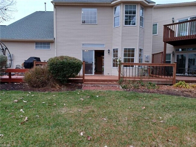 Building Photo - 1332 Lake Dr