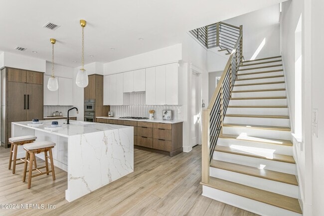 Building Photo - 207 Lora St