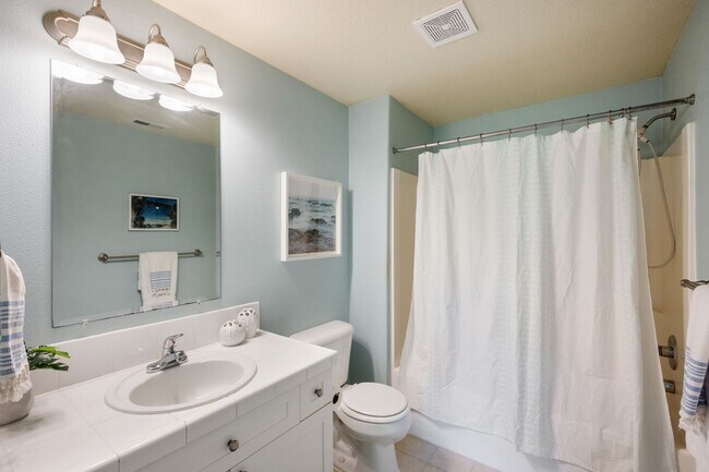 Building Photo - Cathedral Park Townhouse with BRAND-NEW Central A/C & Heat – 3 Bed, 2.5 Bath!