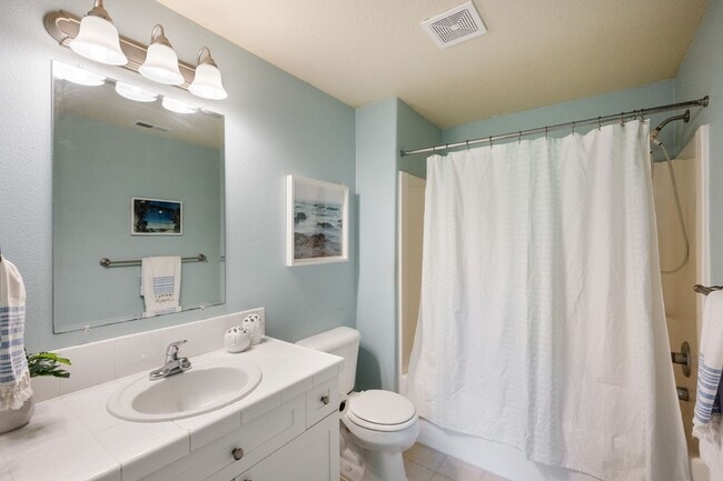 Building Photo - Spacious Cathedral Park Townhouse with Private Yard & Garage