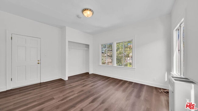 Building Photo - 806 W 40th Pl