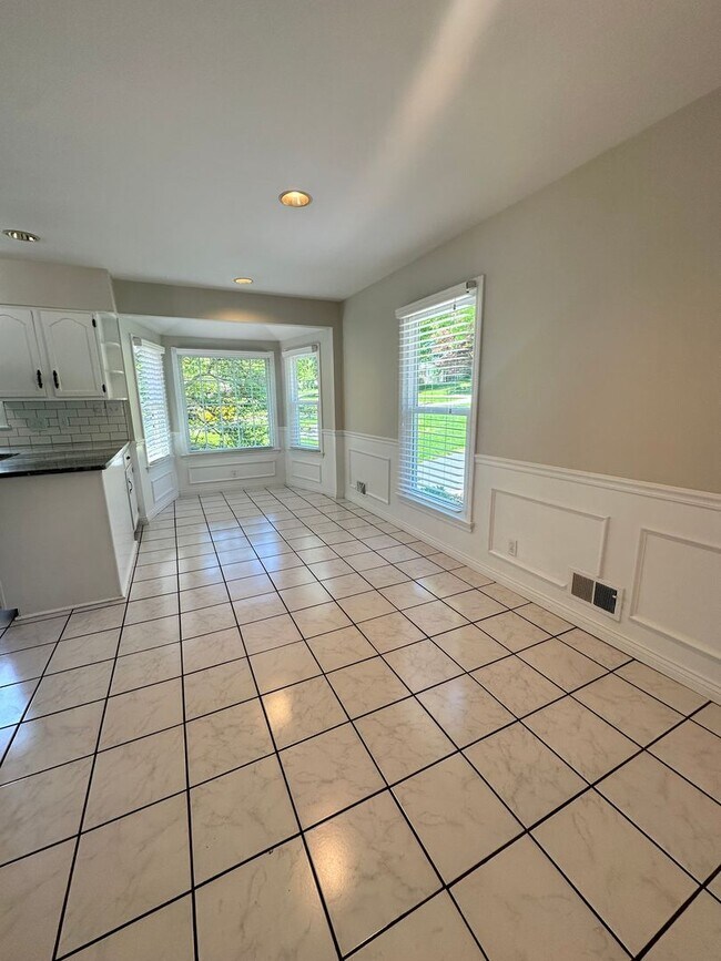 Building Photo - Charming Walk-Out Ranch in Sought-After Ba...