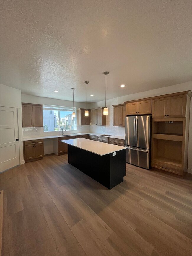 Building Photo - Freshly Updated Townhome with Walk-In Clos...