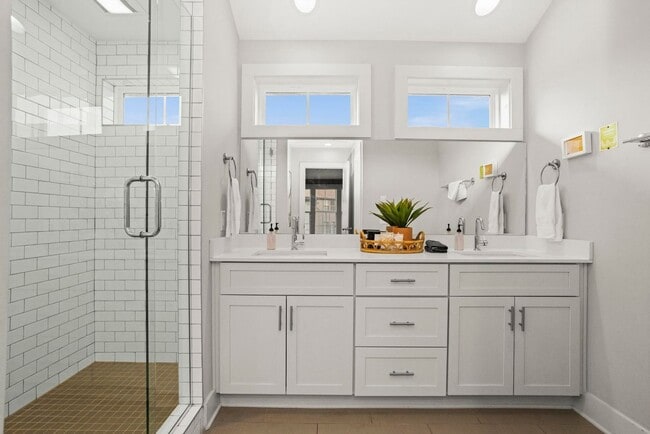 Building Photo - 4 BEDROOM, 5 BATH, 2-CAR GARAGE-