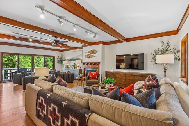 Living room - 47 Wild Turkey Ln