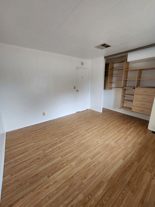 Building Photo - Adorable Retro Chic Home