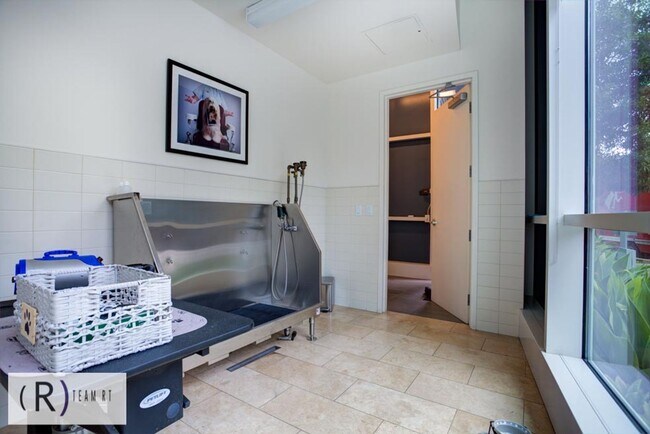 Building Photo - Oceanview Luxurious Chic Condo for High Quality Lifestyle