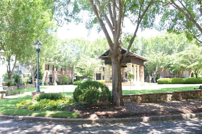 Building Photo - 704 Longleaf Dr NE