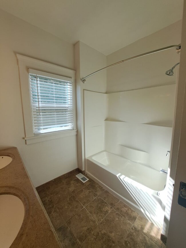 Building Photo - Spacious & Unique Home in Dixon