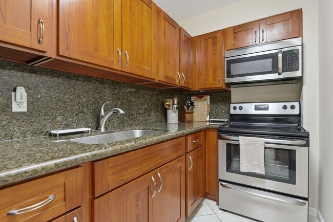 Building Photo - Fully Furnished Pet Friendly  Waikiki 1-Bedroom Condo Near Ala Moana