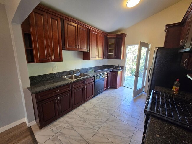 Building Photo - Beautifully Remodeled 3 Bed, 2 Bath Home for Lease!