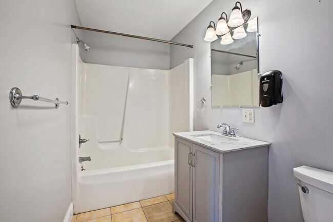 Building Photo - 1202 W Elm St