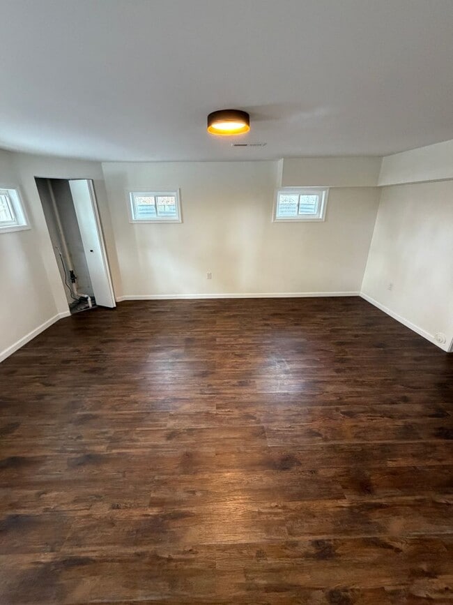 Building Photo - Beautifully Renovated 3/2 in Huge Lot