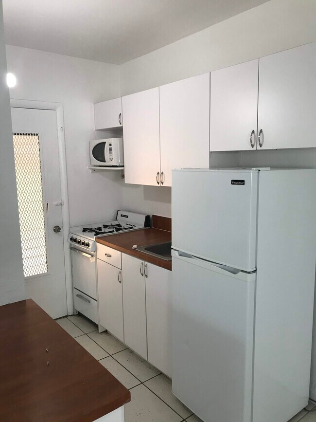 Building Photo - 7901 SW 64th Ave