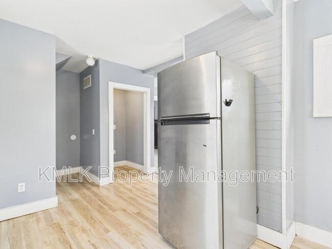 Building Photo - 594 Columbia Ave