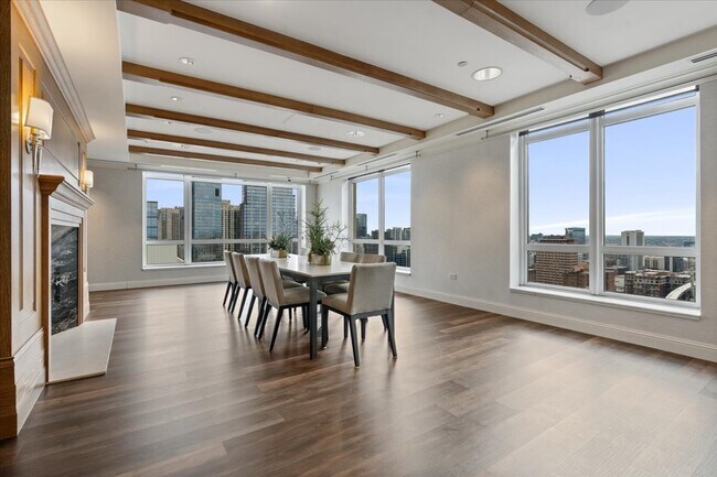Building Photo - 10 E Delaware Pl