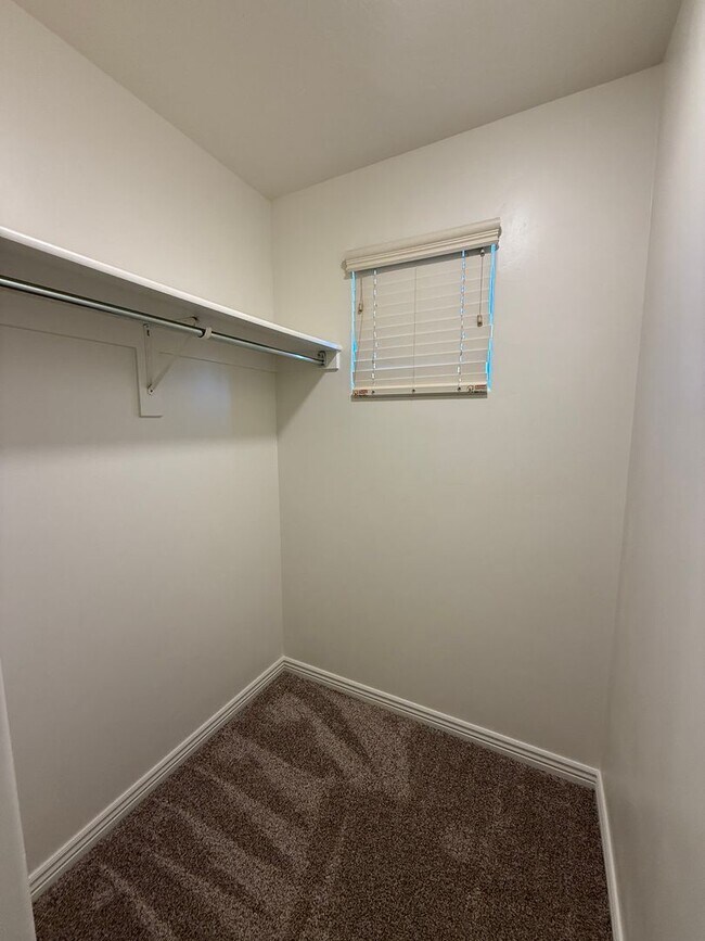 Building Photo - Remodeled 3 Bed / 2.5 Bath Townhome in Great Location