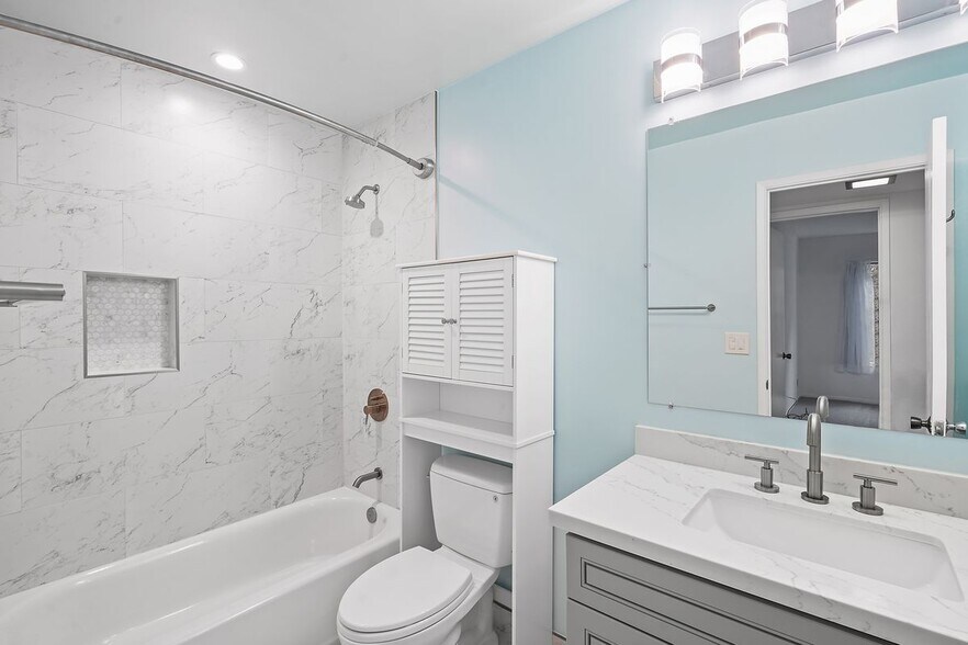 Building Photo - 3338 La Mesa Dr