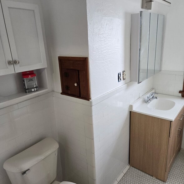 Upgrades in bathroom with soaking tub - 2116 Natchez Ave