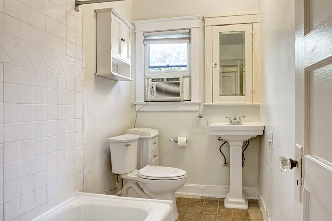 Bathroom - 801 N June St
