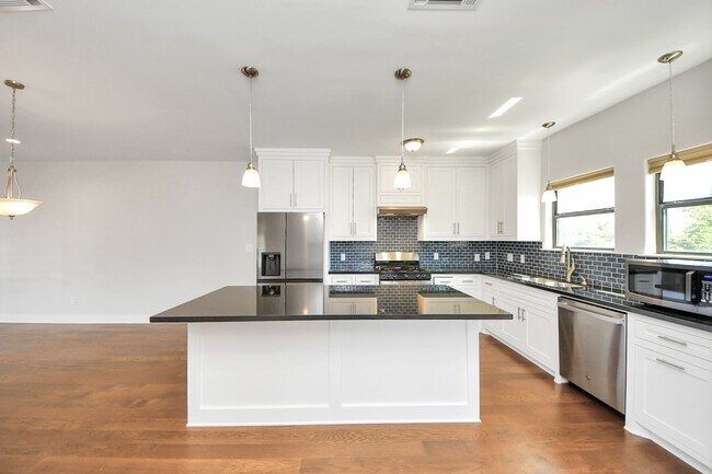 Building Photo - 1112 Amundsen St