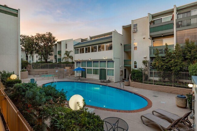 Building Photo - Perfectly located 2 bed, 2 bath condo in San Diego's Bay Ho area