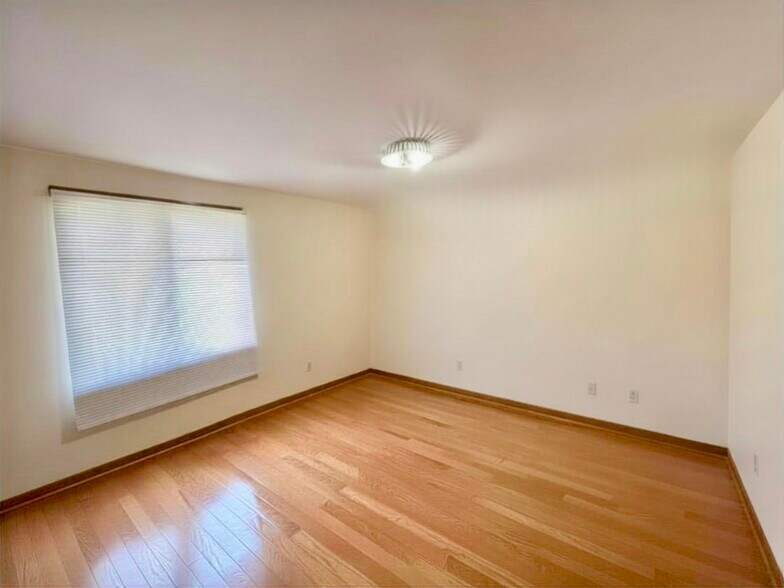 Building Photo - 227 Sunshine Dr