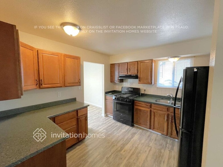 Building Photo - 378 S 24th Ave