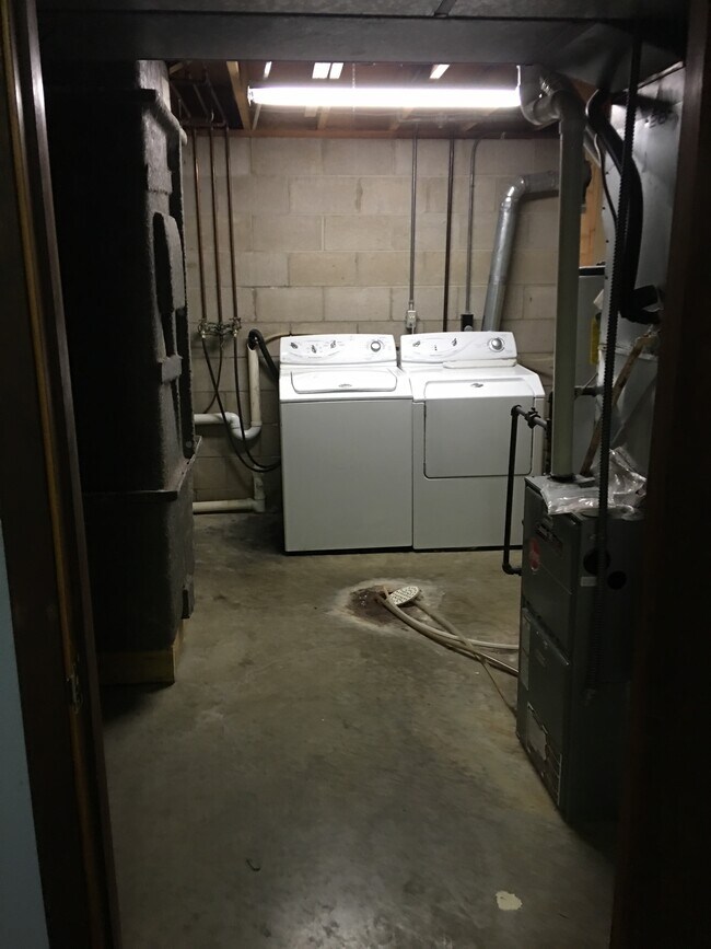 Laundry room - 911 S Mulberry St