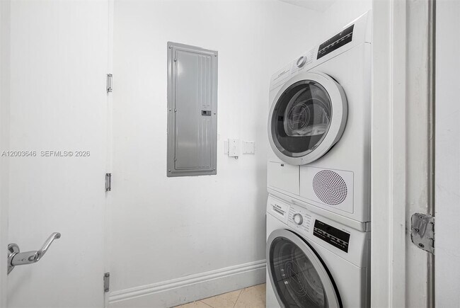 Building Photo - 100 South Pointe Dr